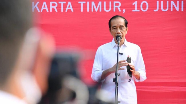 Pemerintah diminta bersikap tegas untuk mengurangi lonjakan kasus Covid-19. Presiden Jokowi dinilai kehilangan senjata ampuh melawan pandemi.