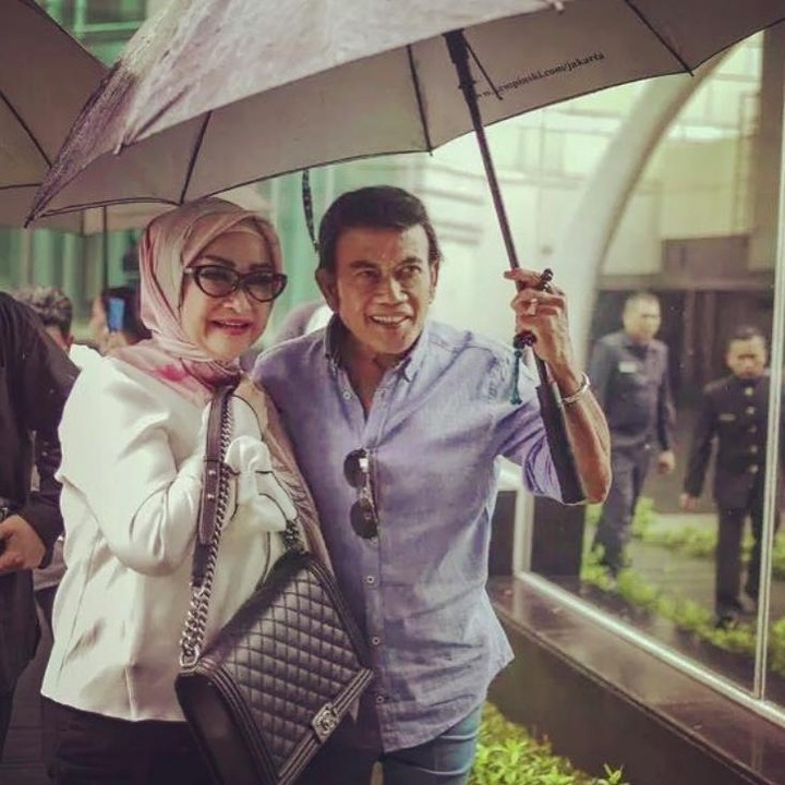 <p>Beda usia keduanya terbilang jauh. Rhoma Irama 10 tahun lebih tua dari Ricca Rachim. Meski cukup jauh, romantisme mereka berdua tampaknya sama sekali tak memudar seiring waktu. (Foto: Instagram @riccarhoma)</p>