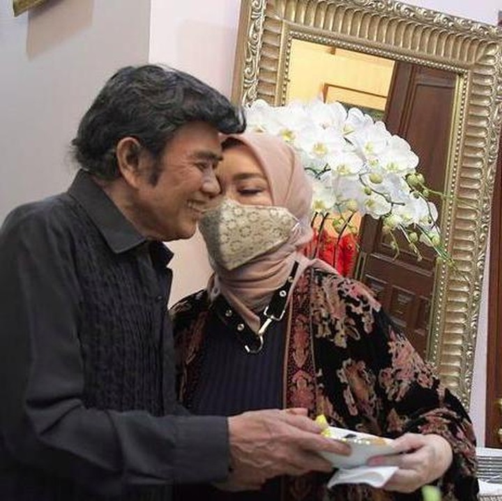 <p>Kilas balik ketika Rhoma Irama merayakan ulang tahunnya ke-74. Dapat kejutan dari istri tercintanya dan memotong nasi tumpeng bersama. (Foto: Instagram @riccarhoma)</p>