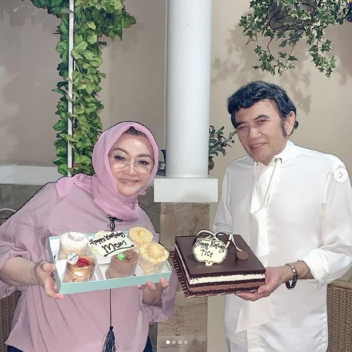 <p>Di usia pernikahannya yang sudah 36 tahun, Ricca Rachim dan Rhoma Irama tetap mesra ya? (Foto: Instagram @riccarhoma)</p>