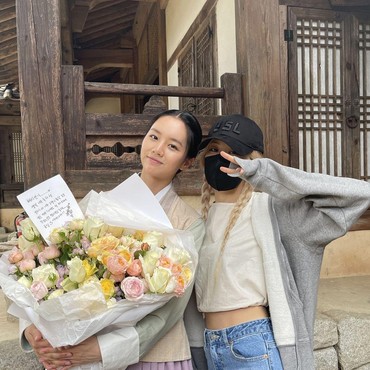 Sahabat Sejati, Rose BLACKPINK Kirim Hadiah Dukung Drama Hyeri Girl's Day
