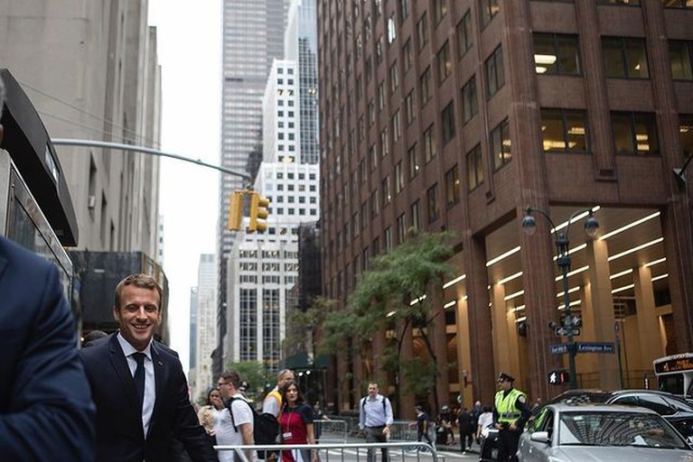 Sosok Emmanuel Macron Presiden Prancis, Emmanuel Macron mendadak viral karena ditampar oleh warganya di depan orang ramai. Yuk kita intip sosoknya!