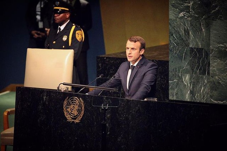 Sosok Emmanuel Macron Presiden Prancis, Emmanuel Macron mendadak viral karena ditampar oleh warganya di depan orang ramai. Yuk kita intip sosoknya!
