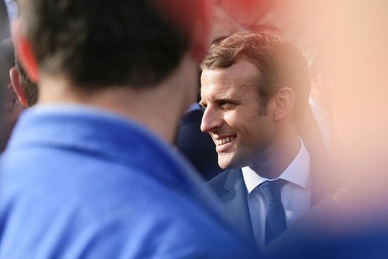 Sosok Emmanuel Macron Presiden Prancis, Emmanuel Macron mendadak viral karena ditampar oleh warganya di depan orang ramai. Yuk kita intip sosoknya!
