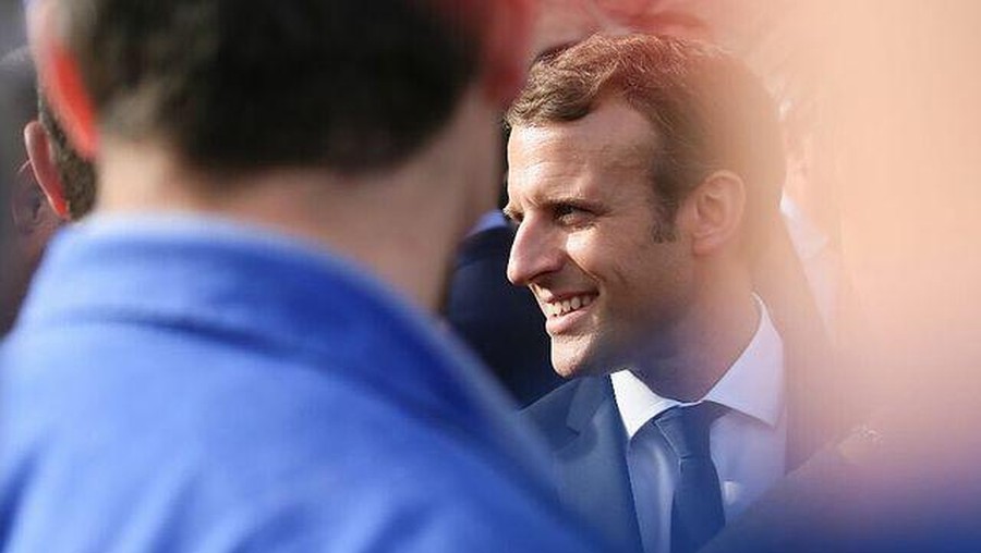 Presiden Prancis, Emmanuel Macron mendadak viral karena ditampar oleh warganya di depan orang ramai. Yuk kita intip sosoknya!