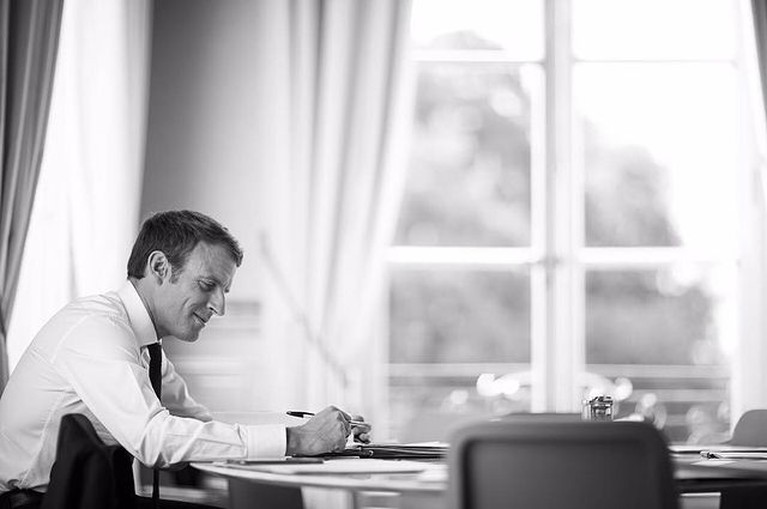 Sosok Emmanuel Macron Presiden Prancis, Emmanuel Macron mendadak viral karena ditampar oleh warganya di depan orang ramai. Yuk kita intip sosoknya!