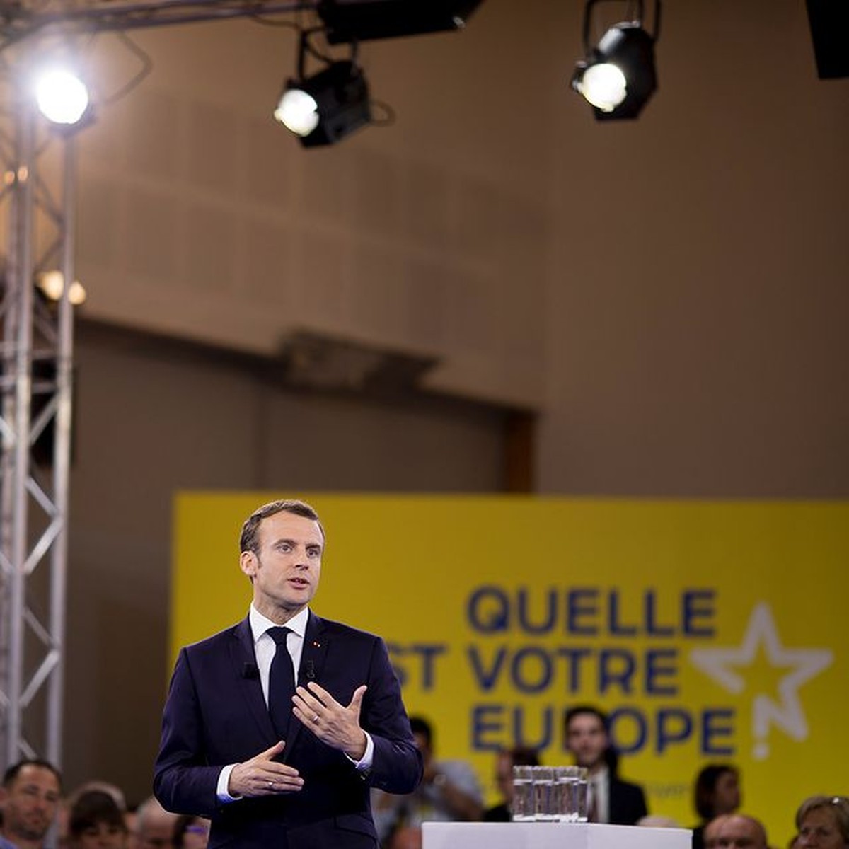 Presiden Prancis&comma; Emmanuel Macron mendadak viral karena ditampar oleh warganya di depan orang ramai&period; Yuk kita intip sosoknya&excl;