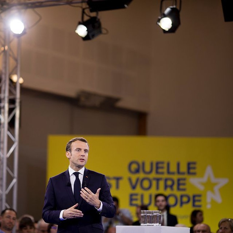 Presiden Prancis, Emmanuel Macron mendadak viral karena ditampar oleh warganya di depan orang ramai. Yuk kita intip sosoknya!
