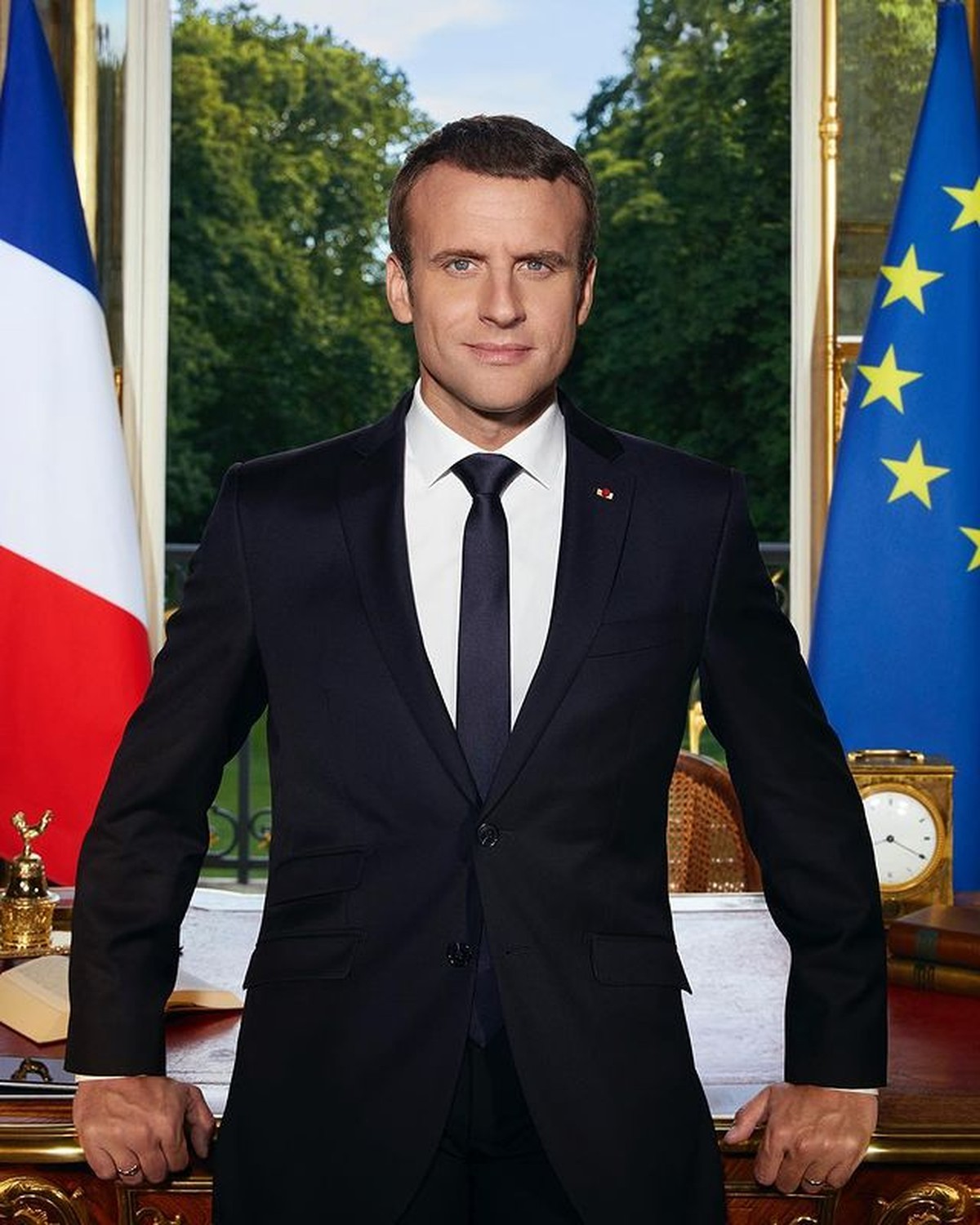 Presiden Prancis&comma; Emmanuel Macron mendadak viral karena ditampar oleh warganya di depan orang ramai&period; Yuk kita intip sosoknya&excl;