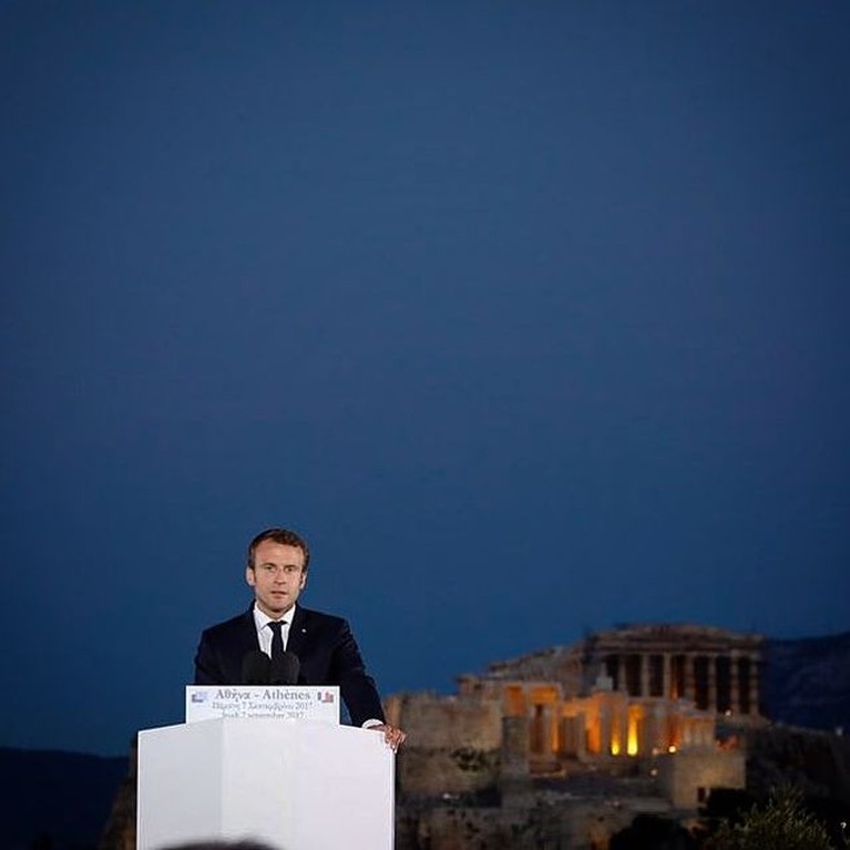 Presiden Prancis, Emmanuel Macron mendadak viral karena ditampar oleh warganya di depan orang ramai. Yuk kita intip sosoknya!