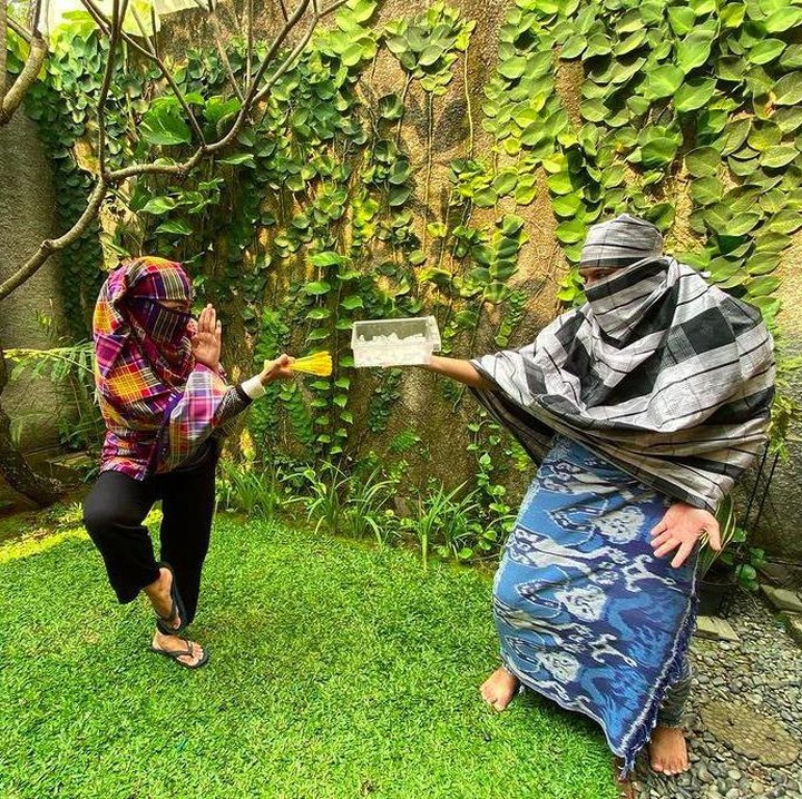 <p>Selain pose mesra, mereka enggak malu lho membagikan pose nyeleneh seperti ini di media sosial. Dalam foto ini, keduanya sedang demam film <em>Mortal Kombat</em> yang dibintangi Joe Taslim. (Foto: Instagram @tantrisyalindri)</p>