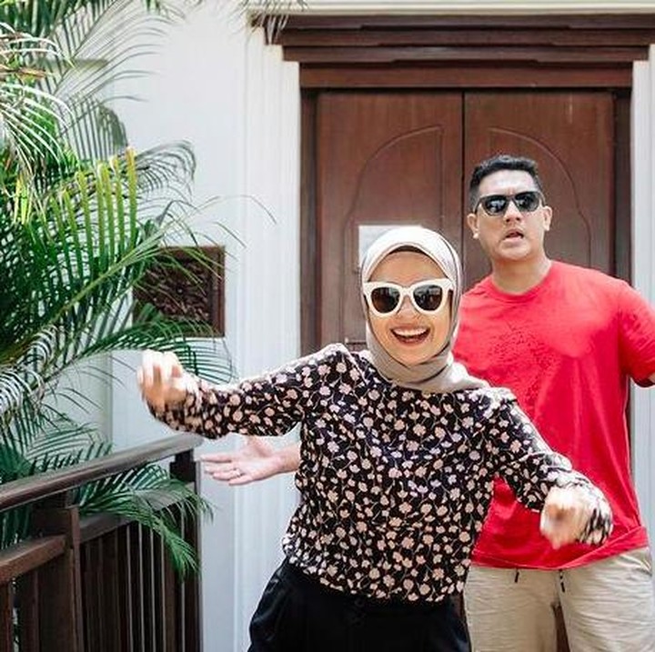 <p>Sudah tujuh tahun bersama, Tantri 'Kotak' dan Arda 'Naff' masih seperti pasangan muda baru menikah ya, Bunda? (Foto: Instagram @tantrisyalindri)</p>