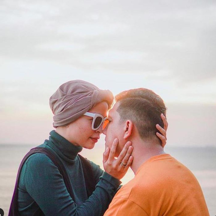 <p>Memasuki usia ke-7 pernikahan, Tantri 'Kotak' dan Arda 'Naff' tak pernah bosan berbagi foto romantis lewat akun media sosial masing-masing. (Foto: Instagram @tantrisyalindri)</p>