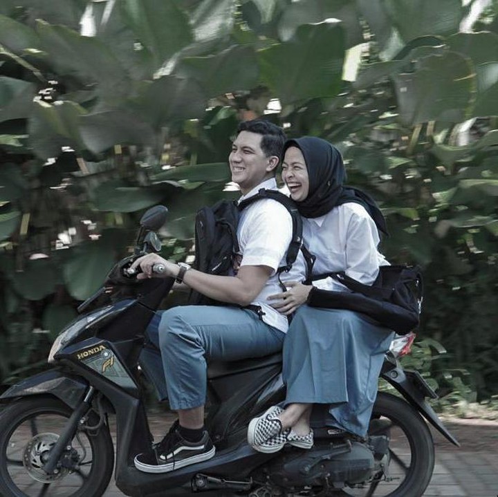 <p>Pose dan ide foto Tantri 'Kotak' dan Arda 'Naff' enggak <em>ngebosenin</em> ya, Bunda? Ada-ada saja deh kelakuan mereka! (Foto: Instagram @tantrisyalindri)</p>