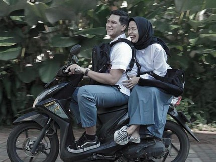 7 Potret Tantri 'Kotak' dan Suami, Mesra tapi Nyeleneh Gayanya