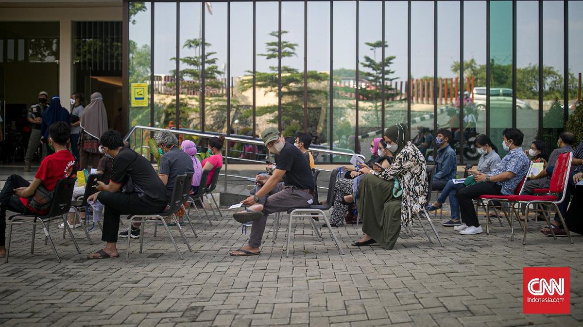 FOTO: Vaksinasi Covid-19 Untuk 18 Tahun ke Atas di DKI