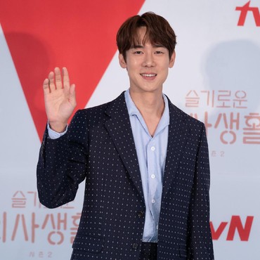 Yoo Yeon Seok Buka Suara Usai Dituding Hina Satpam Apartemen