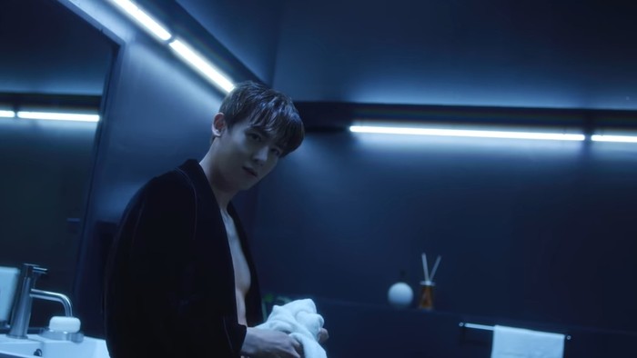 2PM mulai merilis video yang berjudul ‘The Hottest Origin’ sebagai trailer comeback terbarunya. Trailer dimulai dari Nichkhun. Dengan memakai jubah mandi, Nichkhun mengawali trailer ini dengan penampilan sexy-nya. (Foto: youtube.com/jypentertainment)