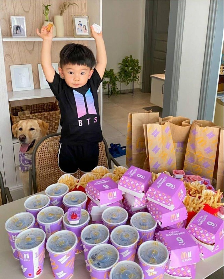 7 Publik Figur yang Ikutan Demam BTS Meal BTS Meal mendadak viral karena banyak diburu oleh para Army, tak ketinggalan juga para publik figur ini. Yuk kita intip siapa aja!