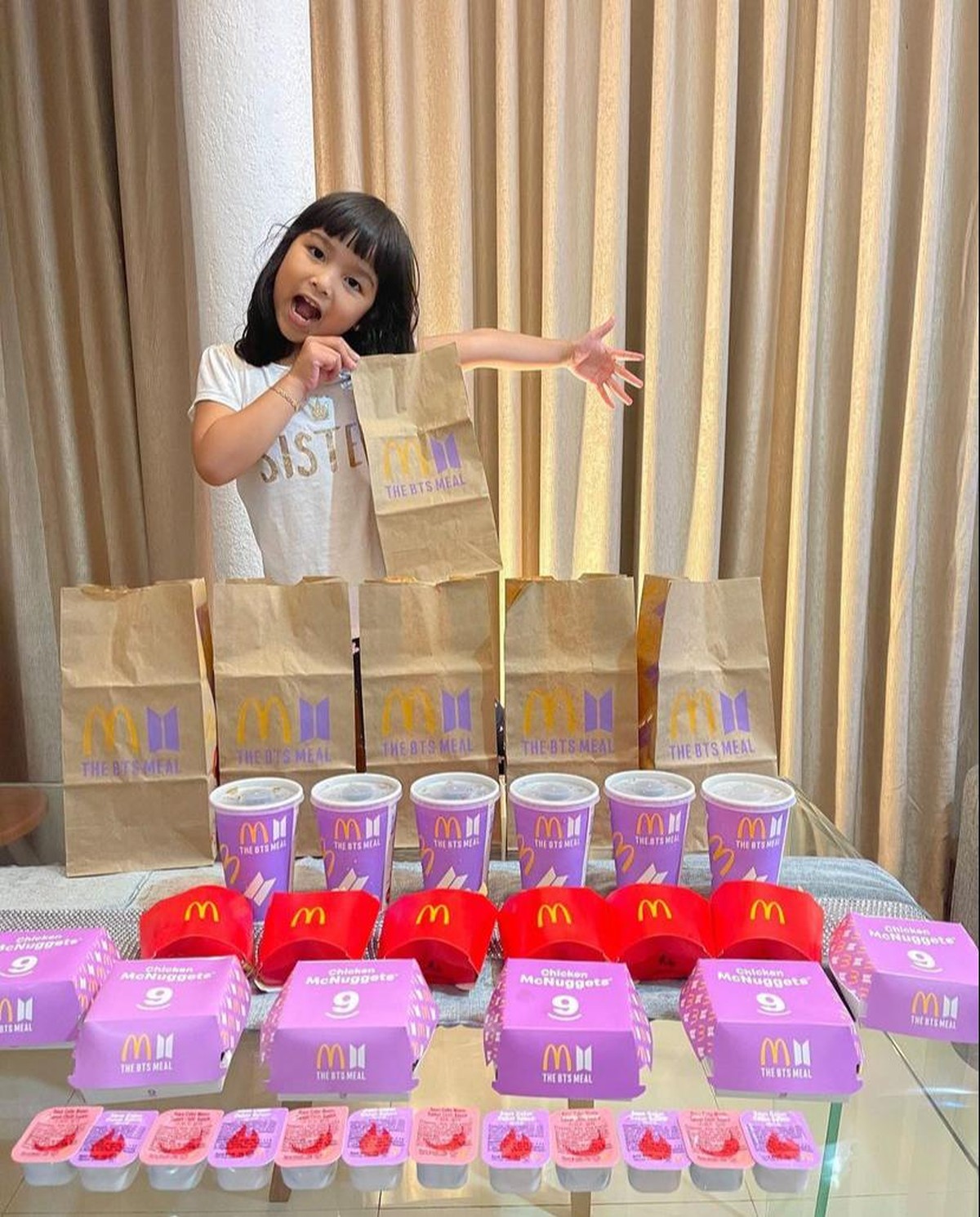 BTS Meal mendadak viral karena banyak diburu oleh para Army&comma; tak ketinggalan juga para publik figur ini&period; Yuk kita intip siapa aja&excl;