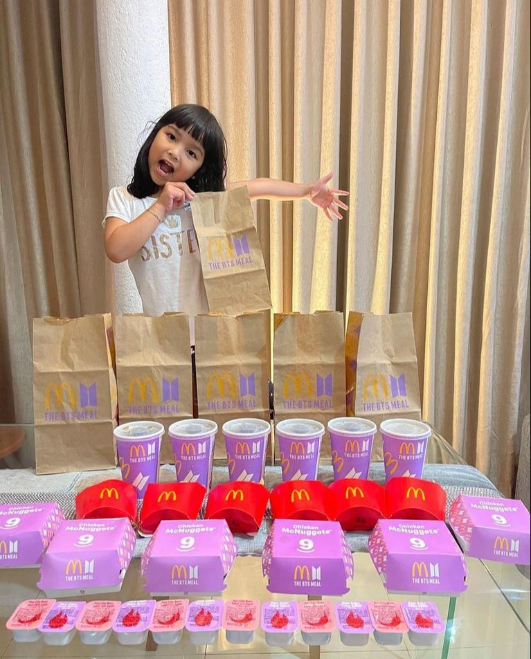 7 Publik Figur yang Ikutan Demam BTS Meal BTS Meal mendadak viral karena banyak diburu oleh para Army, tak ketinggalan juga para publik figur ini. Yuk kita intip siapa aja!