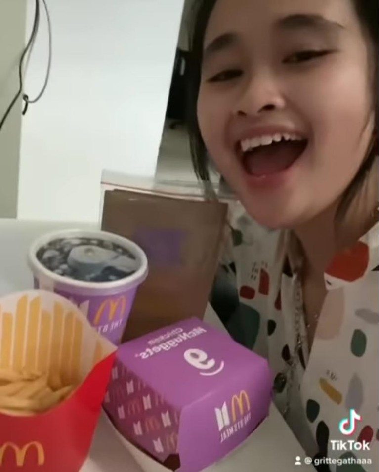 7 Publik Figur yang Ikutan Demam BTS Meal BTS Meal mendadak viral karena banyak diburu oleh para Army, tak ketinggalan juga para publik figur ini. Yuk kita intip siapa aja!
