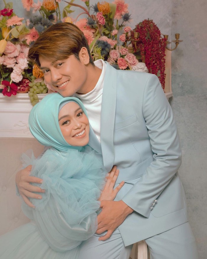 Berbagi potret kebersamaan keduanya pun dibagikan di laman Instagram. Seperti potret terbarunya kali ini, Rizki dan Lesty tampil kompak mengenakan busana bernuansa soft blue saat pemotretan. (Instagram.com/lestykejora)