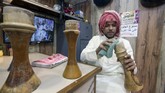 FOTO: Berdendang Musik dan Tari Khashaba di Irak Mengenal dendang musik dan tari Khashaba dari Irak dengan alat musik khas negara tersebut, Khishba.