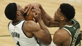 FOTO: Bucks Taklukkan Nets di Gim 3 Playoff NBA Milwaukee Bucks sukses memperkecil skor menjadi 1-2 setelah menang 86-83 atas Brooklyn Nets di gim ketiga playoff NBA.