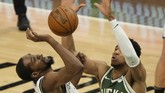 FOTO: Bucks Taklukkan Nets di Gim 3 Playoff NBA Milwaukee Bucks sukses memperkecil skor menjadi 1-2 setelah menang 86-83 atas Brooklyn Nets di gim ketiga playoff NBA.