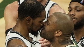 FOTO: Bucks Taklukkan Nets di Gim 3 Playoff NBA