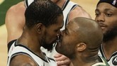 FOTO: Bucks Taklukkan Nets di Gim 3 Playoff NBA Milwaukee Bucks sukses memperkecil skor menjadi 1-2 setelah menang 86-83 atas Brooklyn Nets di gim ketiga playoff NBA.
