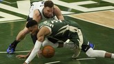 FOTO: Bucks Taklukkan Nets di Gim 3 Playoff NBA Milwaukee Bucks sukses memperkecil skor menjadi 1-2 setelah menang 86-83 atas Brooklyn Nets di gim ketiga playoff NBA.