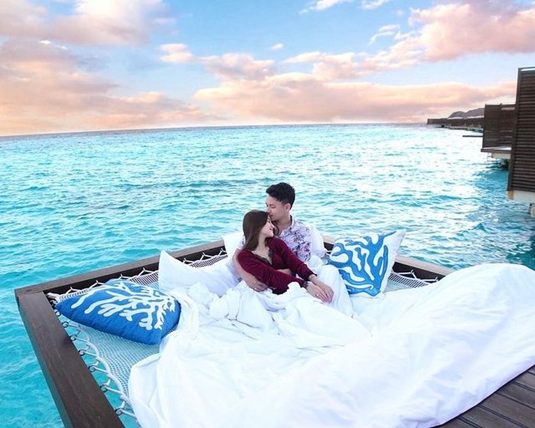 Setelah menggelar pernikahan bak royal wedding dengan mahar saham dan emas. Nanda dan Ardya bulan madu mewah ke Maldives, yuk intip!
