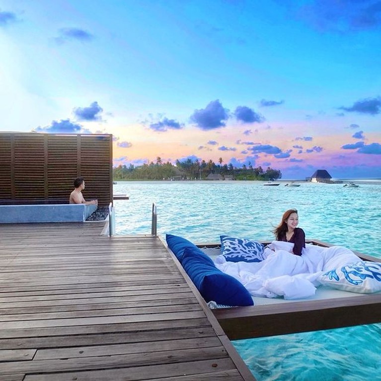 Setelah menggelar pernikahan bak royal wedding dengan mahar saham dan emas. Nanda dan Ardya bulan madu mewah ke Maldives, yuk intip!
