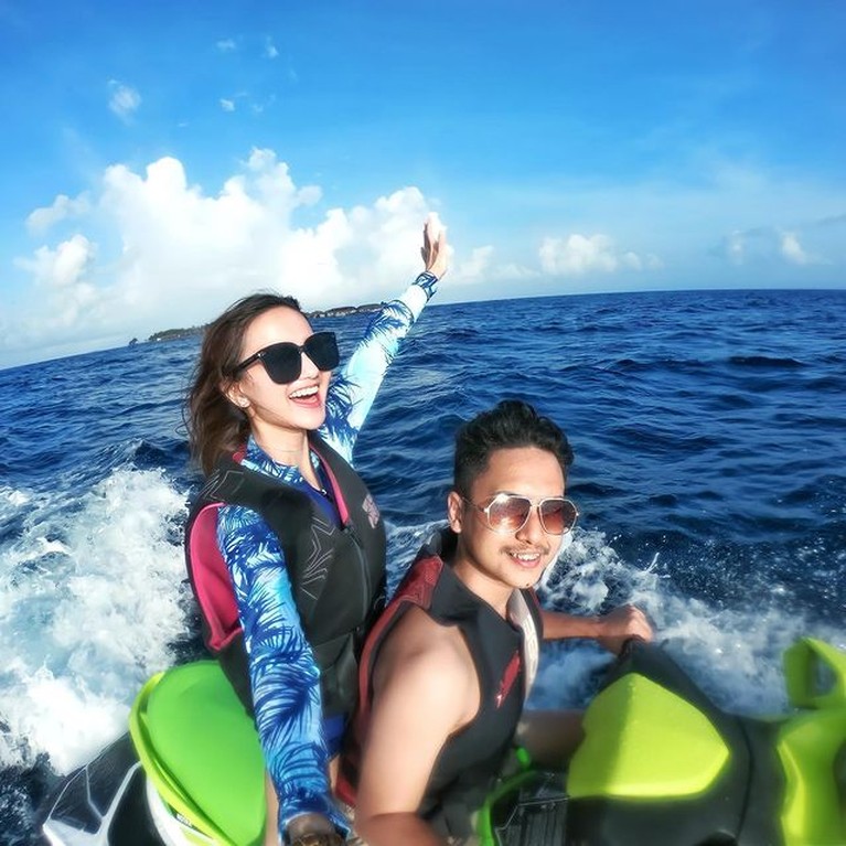 Setelah menggelar pernikahan bak royal wedding dengan mahar saham dan emas. Nanda dan Ardya bulan madu mewah ke Maldives, yuk intip!