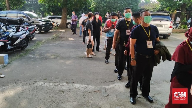 Ramai warga terlihat di area SMA Perguruan Cikini, Pancoran, Jaksel yang menjadi satu dari sekian banyak tempat vaksinasi Covid-19 bagi usia 18 tahun ke atas.