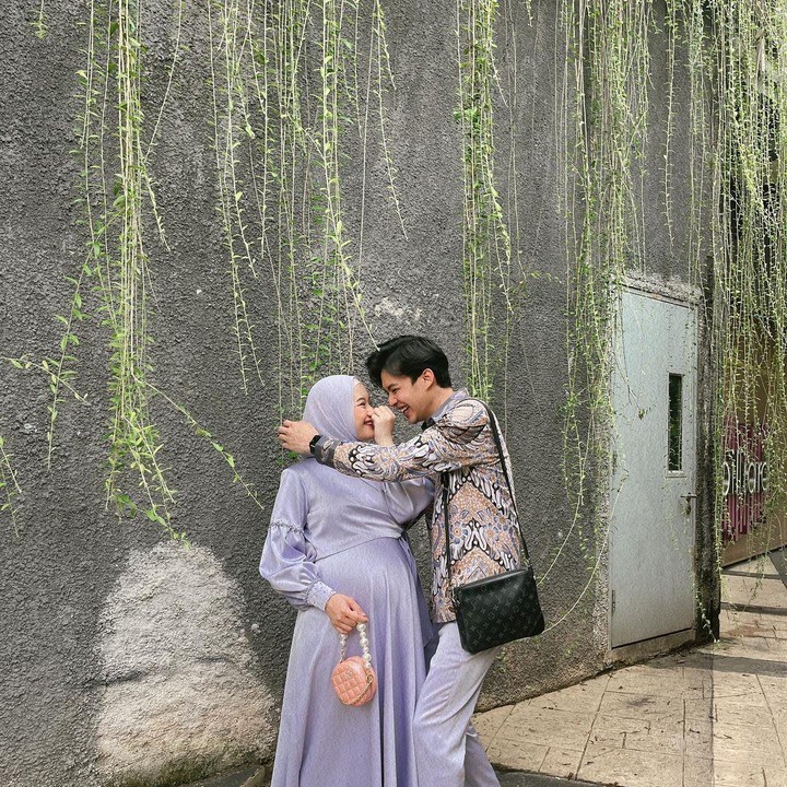 <p>Dinda Hauw dan Rey Mbayang tak henti memperlihatkan kebahagiaan mereka. Terutama sejak usia kehamilan Dinda Hauw semakin besar. (Foto: Instagram: @dindahw)</p>
