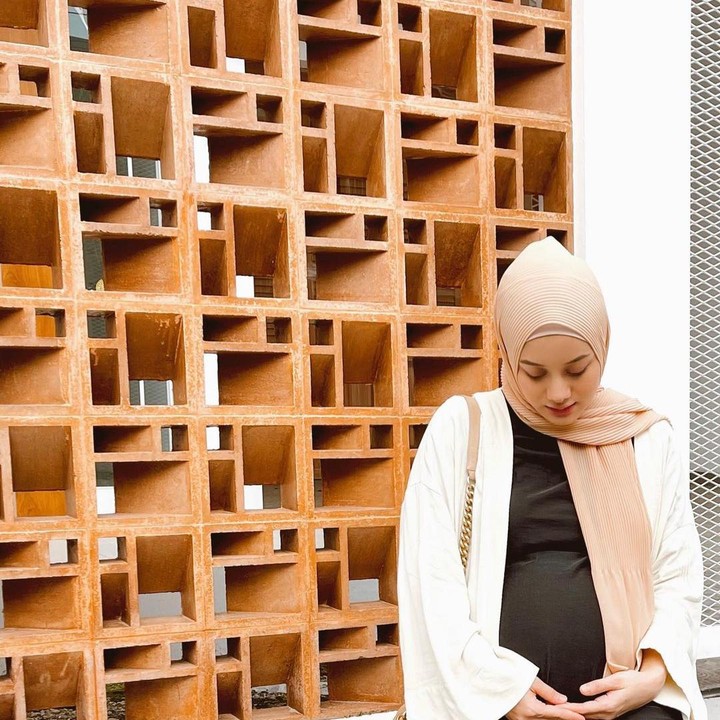 <p>Usia kehamilan Dinda Hauw kini telah memasuki trimester ke-3, Bunda. Baby bump semakin terlihat pada tubuh wanita 24 tahun itu. (Foto: Instagram: @dindahw)</p>