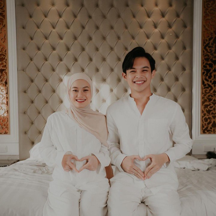 <p>Dinda Hauw dan Rey Mbayang tengah diselimuti kebahagiaan. Mereka sedang menantikan buah hati pertama mereka usai menikah di 2020 lalu. (Foto: Instagram: @dindahw)</p>