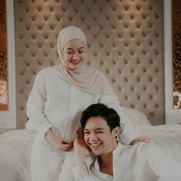 <p>Pasangan yang menikah pada Juli 2020 itu juga tak henti memperlihatkan kemesraan. Dinda dan Rey juga telah melakukan sesi<em> maternity shoot.</em> (Foto: Instagram: @dindahw)</p>