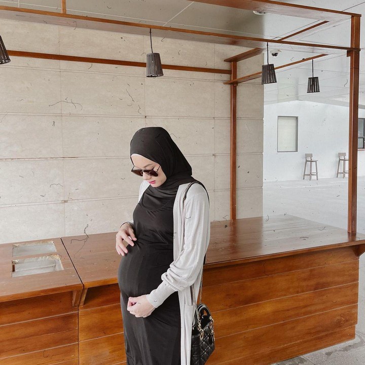 <p>Dinda Hauw kerap mengunggah potretnya ketika memamerkan baby bump di Instagram. Ia tetap terlihat anggun meski tampil dengan busana kasual. (Foto: Instagram: @dindahw)</p>