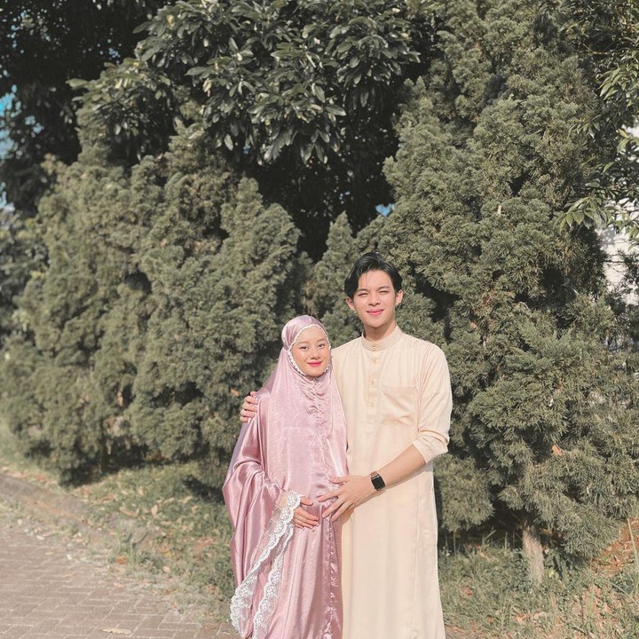 <p>Dinda Hauw begitu senang bisa melewati Ramadhan dan merayakan Idul Adha dalam kondisi hamil besar. Foto ini diambil ketika ia selesai melakukan shalat Ied. (Foto: Instagram: @dindahw)</p>