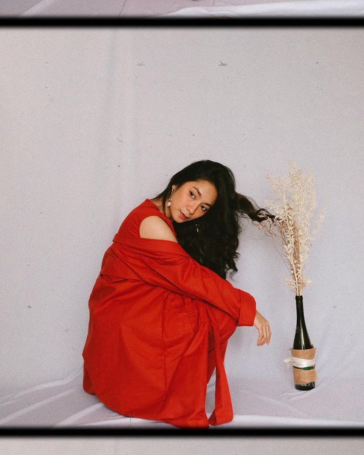 Dinda Kirana mengunggah sebuah video curhatan tentang penyakit kista yang diidapnya&period; Yuk kita intip potret Dinda&excl;