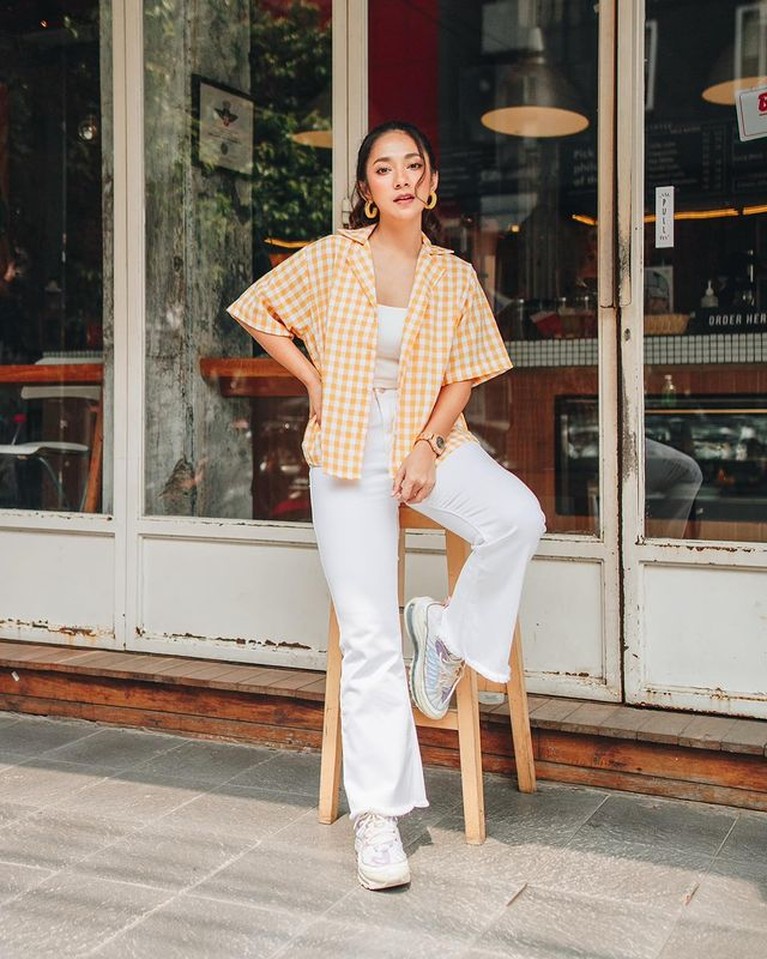 Dinda Kirana Idap Kista Dinda Kirana mengunggah sebuah video curhatan tentang penyakit kista yang diidapnya. Yuk kita intip potret Dinda!