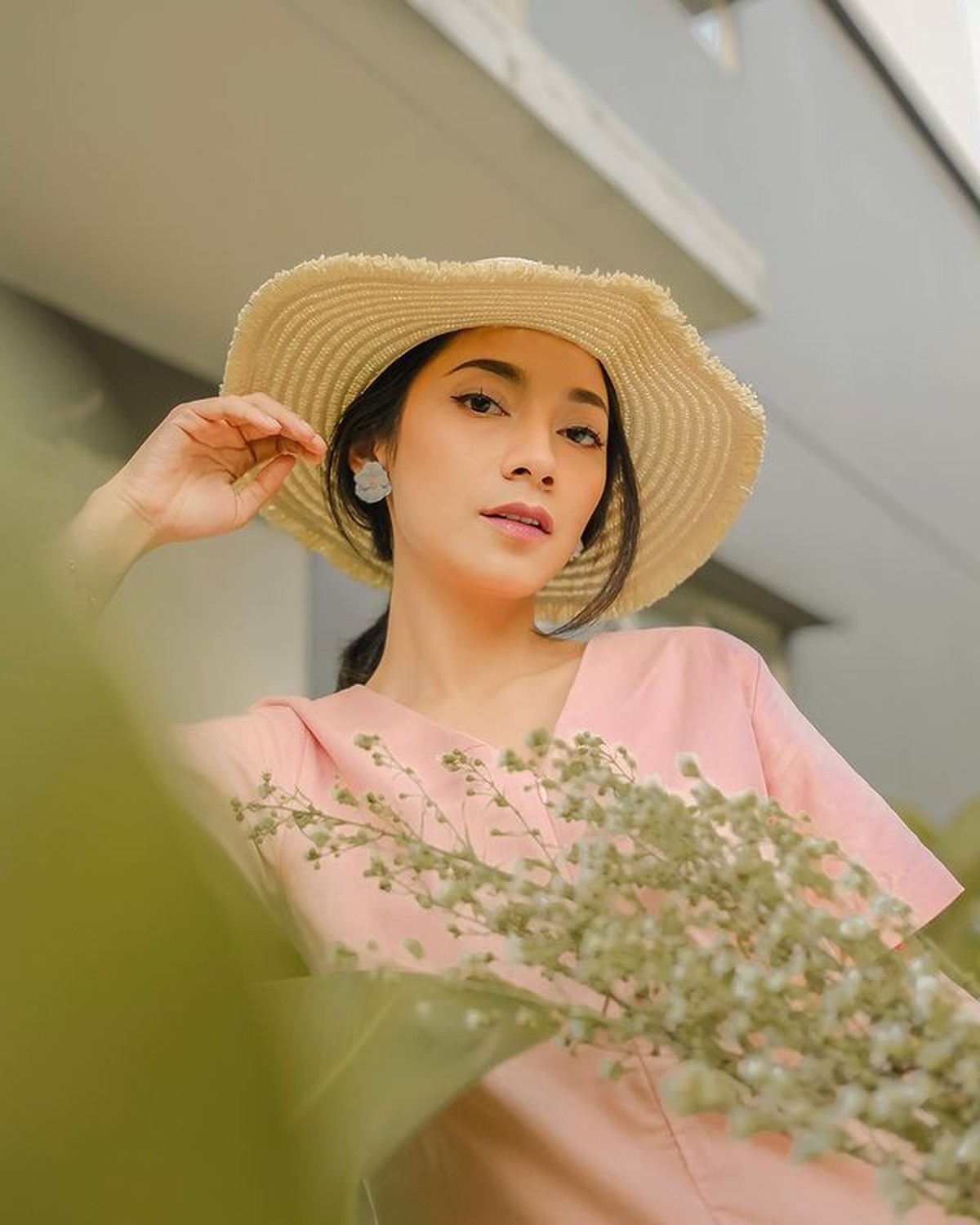 Dinda Kirana mengunggah sebuah video curhatan tentang penyakit kista yang diidapnya&period; Yuk kita intip potret Dinda&excl;