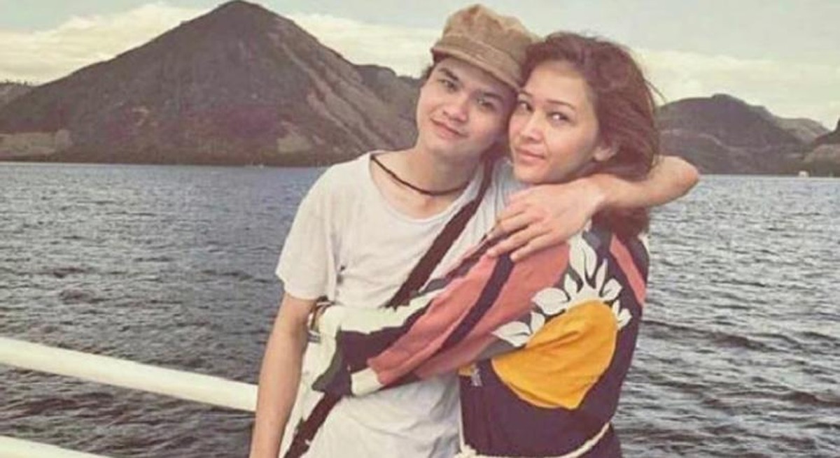 Dul Jaelani mengunggah sebuah video yang berisi kumpulan foto saat ia masih kecil bersama Maia membuat netizen mewek&period; Yuk kita intip&excl;