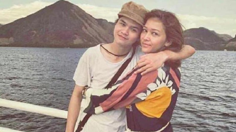 Dul Jaelani mengunggah sebuah video yang berisi kumpulan foto saat ia masih kecil bersama Maia membuat netizen mewek. Yuk kita intip!