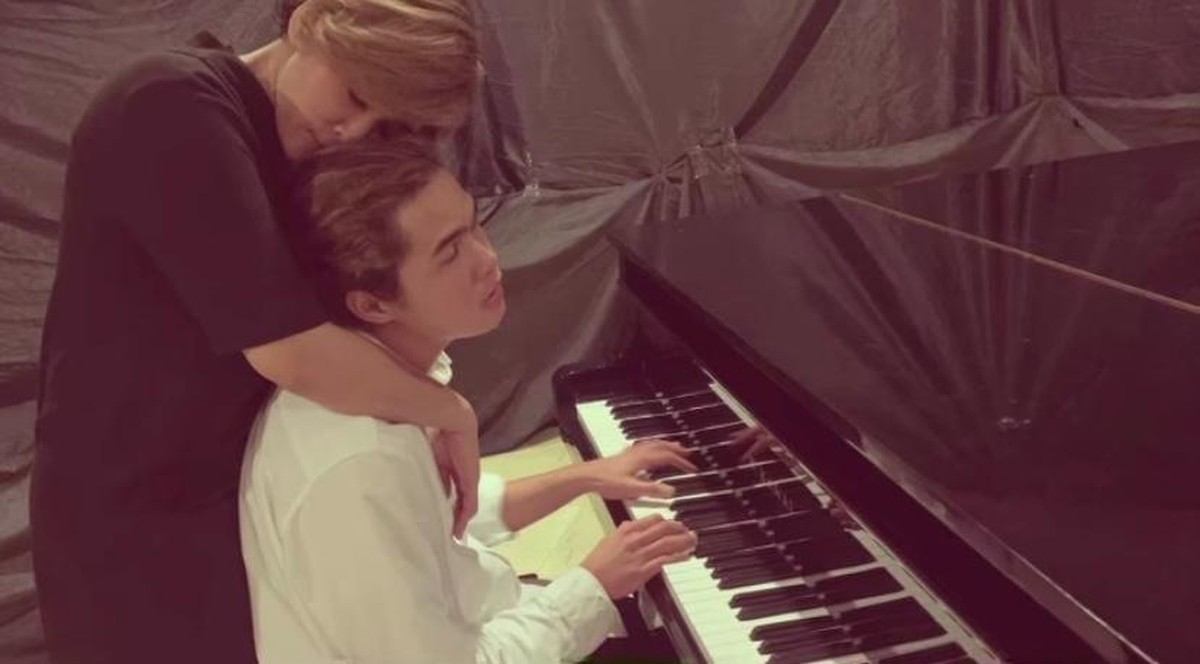 Dul Jaelani mengunggah sebuah video yang berisi kumpulan foto saat ia masih kecil bersama Maia membuat netizen mewek&period; Yuk kita intip&excl;