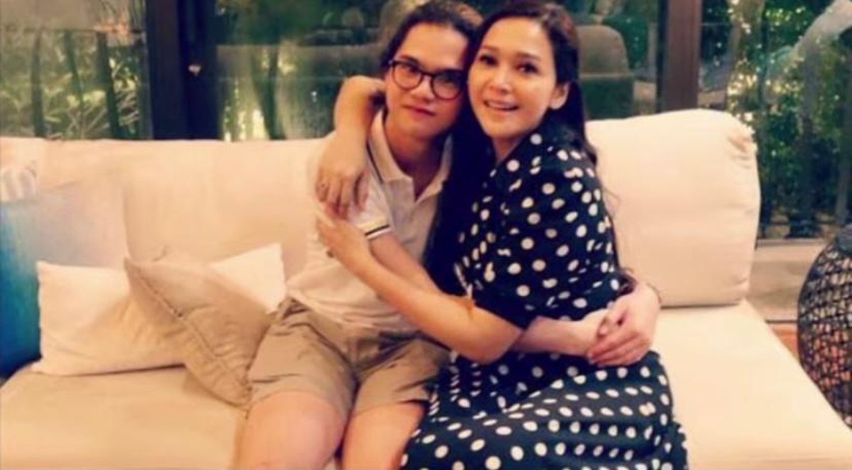 Dul Jaelani mengunggah sebuah video yang berisi kumpulan foto saat ia masih kecil bersama Maia membuat netizen mewek&period; Yuk kita intip&excl;